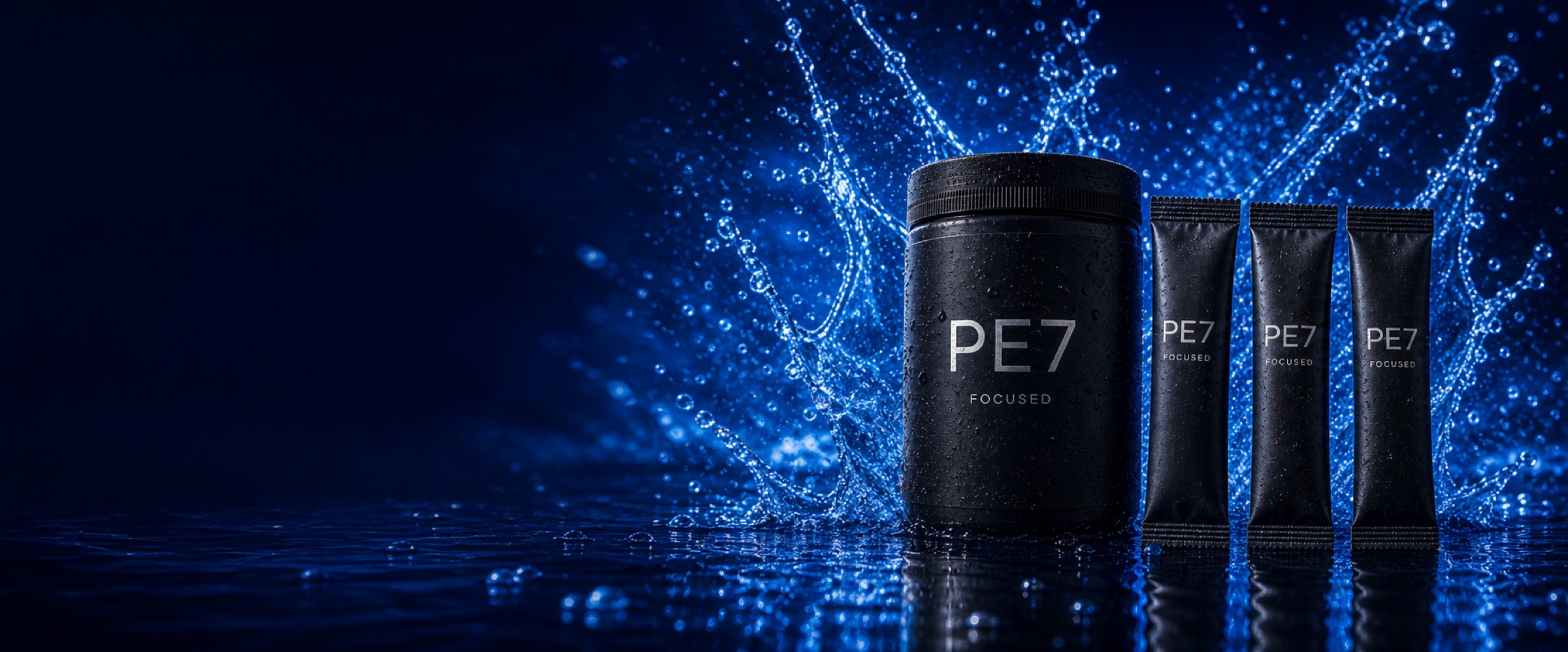 PE7 FOCUSED Dose und Portionssticks vor einer dynamischen blauen Wasserlandschaft